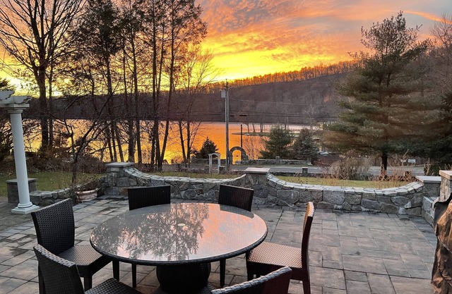 Candlewood Lake Retreat; Dock, Game Room & Firepit