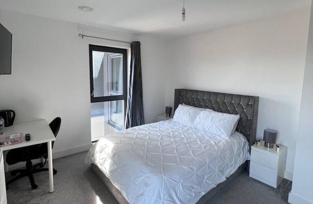 Canterbury Penthouse: HUGE 2 bed ensuite + balcony