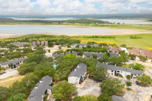 Canyon Lake Spacious w Balcony Pool & Comfy Beds