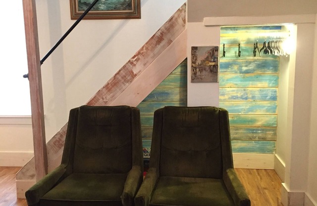 Cap Sante Two Story Eclectic Charmer, 4 blocks from Downtown and Marina
