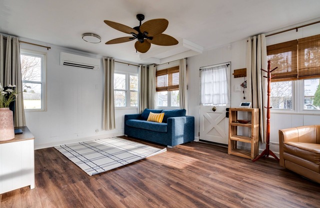 Cape Bay Cottage, Dog Friendly, Short Walk to Best Sunsets at the Bay