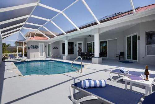 Cape Serenity- Luxury Waterfront Villa with Kayaks and Bikes