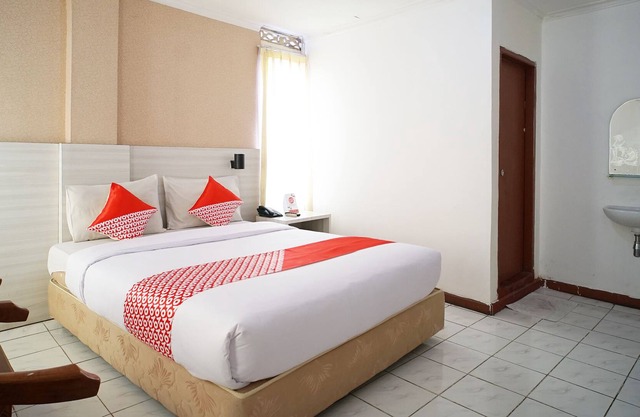 Capital O 2885 Hemra Hotel