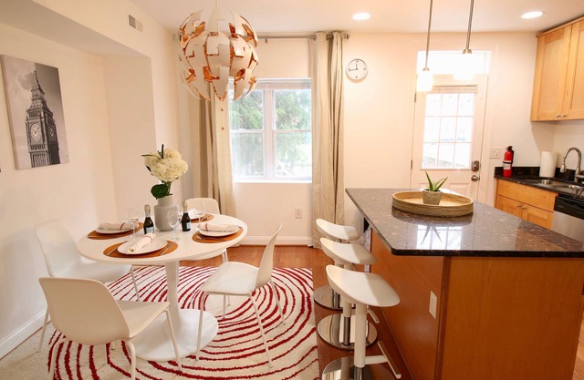Capitol Hill Gem, Sleeps 6, Steps to Metro, Free Parking