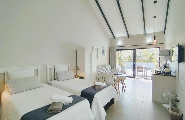 Capricorn Studio Two - 150m to Solar Beach, Patio & Braai, Wifi, DSTV & Netflix