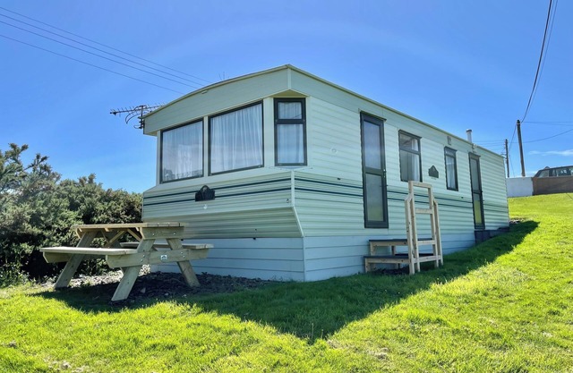CARAVAN AT CARTREF, family friendly, with a garden in Abersoch