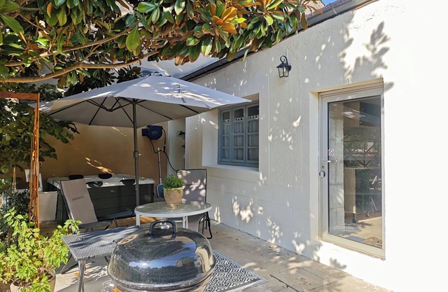 Carefully renovated gîte, terrace with spa, parking, close to all amenities.