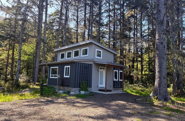 Cargo Cove-New cozy container home! Block to beach.