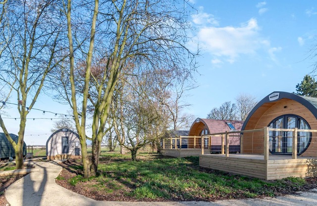 CARLTON MANOR POD 1, family friendly, with a garden in Aldbrough