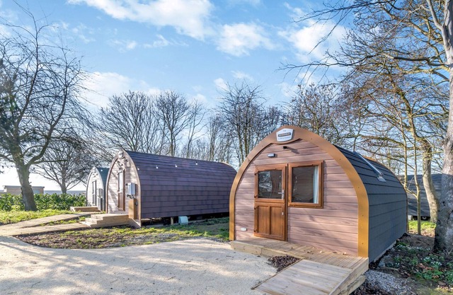 CARLTON MANOR POD 5, family friendly, with a garden in Aldbrough