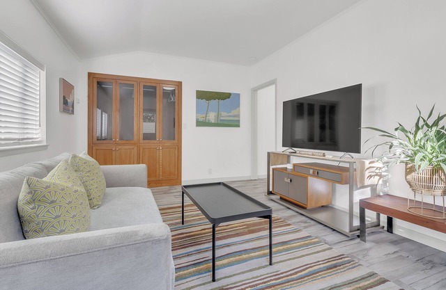 Carmel 1-Bedroom, Home Away from Home!