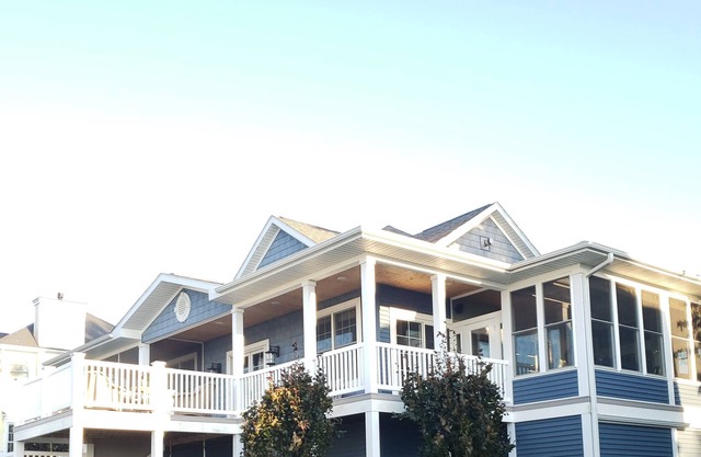 Carolina Style Home Overlooking Lake Michigan. Hot Tub, Fire Pit, Tram to beach