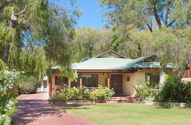 Carramar Cottage - under peppermints by the beach