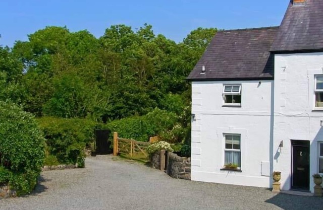 CARREG RHYS, pet friendly, with hot tub in Malltraeth