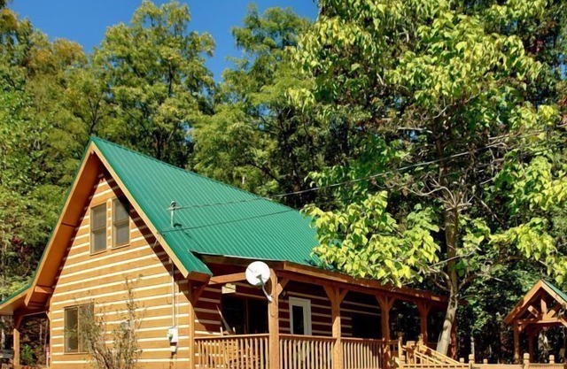 Carrie's Cabin - 4 Bedrooms, 2.5 Baths, Sleeps 12 by RedAwning