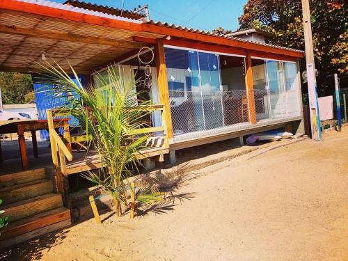 Casa charmosa pé na areia por do sol