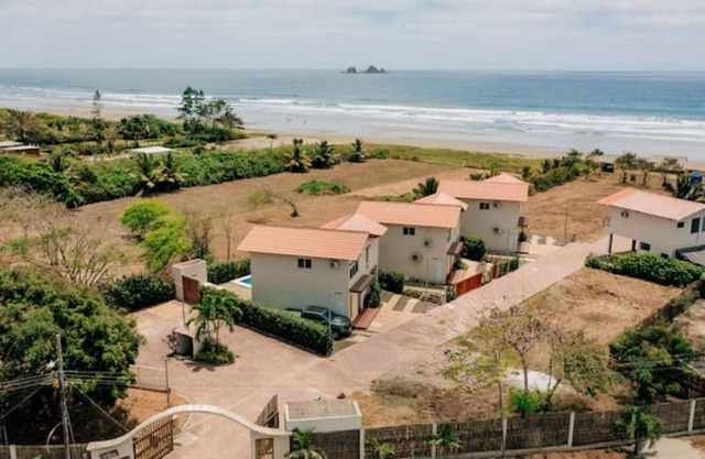 Casa con Piscina en la Playa de Ayampe