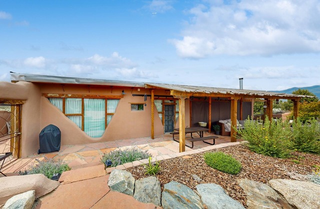 Casa de Taos: Enchanting Retreat on 2.5 Acres w/Hot Tub & Stunning Views