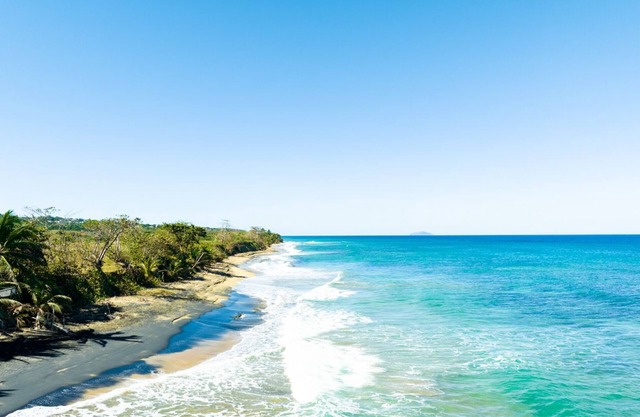 Casa Del Mar Beachfront House on quiet beach, surf out front, tidepools for kids