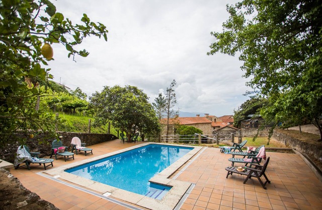 "Casa do moinho" garden, pool and barbecue.