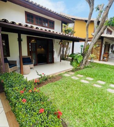 Casa em condomínio fechado com estrutura completa