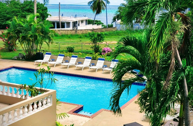 Casa Ladera Upstairs- A Tropical Beach & Pool Experience!