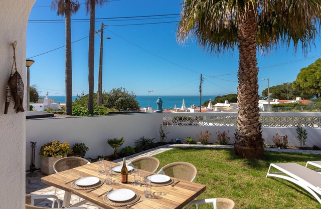 Casa Leon - 2 bed apartment with stunning sea views & superb location