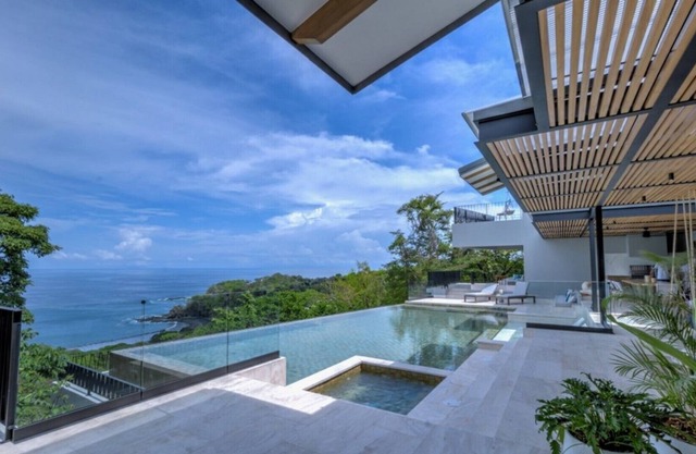Casa Tres Monos - 5 bedroom tropical garden & sea views