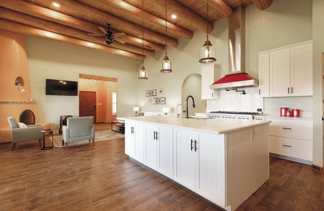Casa Tres Ventanas - Luxury Taos Home with Mountain Views