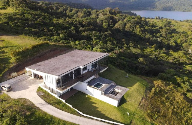 Casa Tres Vistas: Arenal Volcano & Lake Views, Hot Tub, Pool Table, Sleeps 8