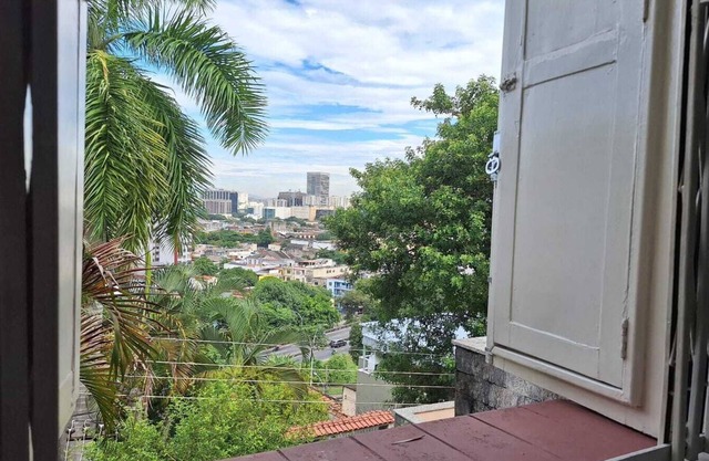 Casa vintage ampla com varanda e quintal