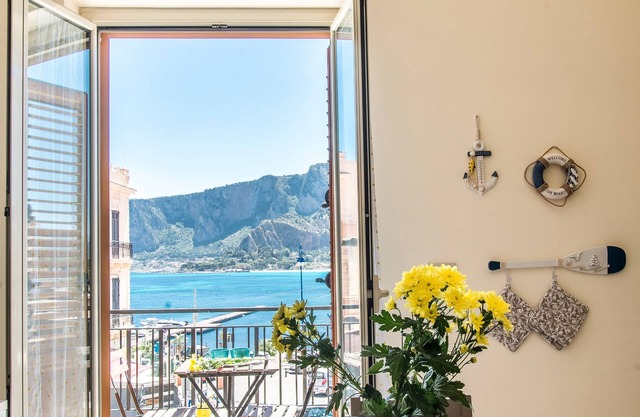 Casetta vista mare in piazza a Mondello
