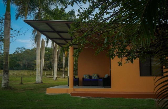 Casita Bonita, Pilon de Pavones