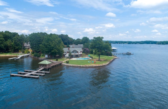 Castaway to Lake Norman! Open water views!