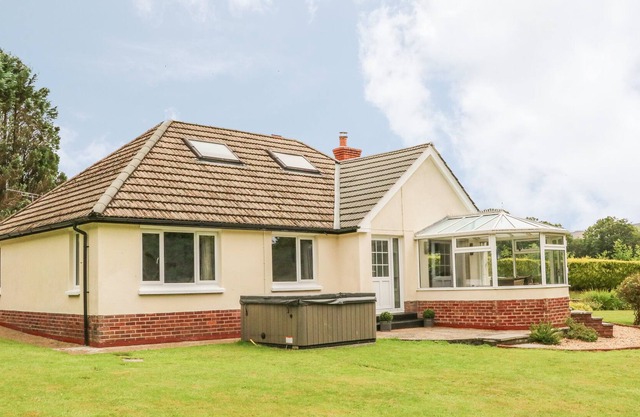 CATKINS, pet friendly, with hot tub in South Molton
