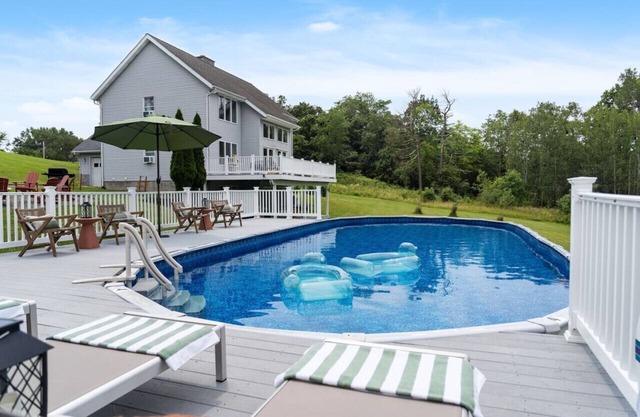 Catskill Retreat Hot Tub, Fire Pit, Pool!