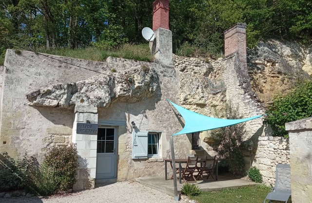 Cave dwelling A fleur de pierre