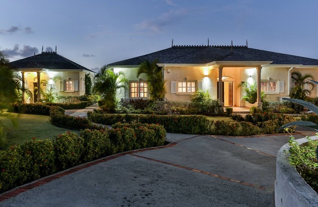 Cayman Villa - Contemporary 3 bedroom Villa with Stunning Ocean Views