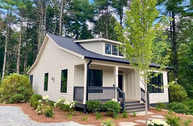 Cedar Creek Cottage (Short walk to waterfall!)