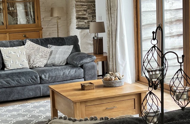 CEDAR LODGE, pet friendly, country holiday cottage in Liskeard