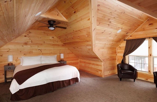 Cedar Select – Cozy 2-Story Log Cabin Townhouse