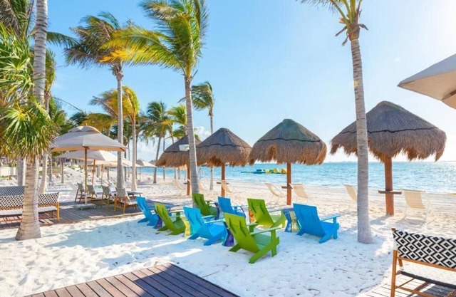 Celebrate Christmas in Luxury! Sleep 6 in this Ocean Front Resort 2 BR Suite