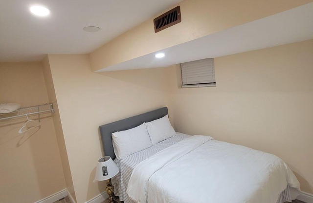 Center of Barrie city, 5.3km to Barrie lake and 5minutes to 400.2 guest allowed