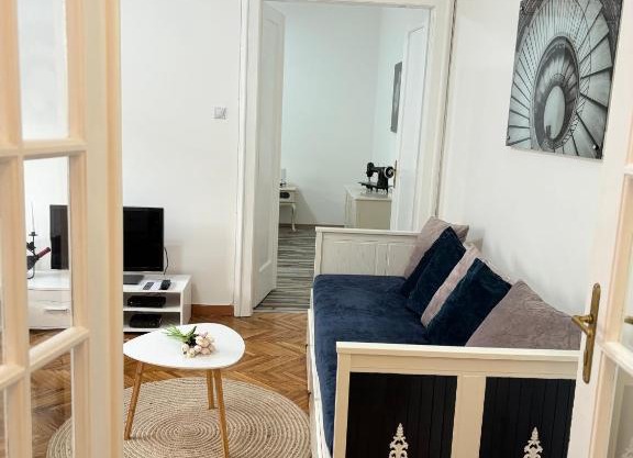Center Retro Apartment
