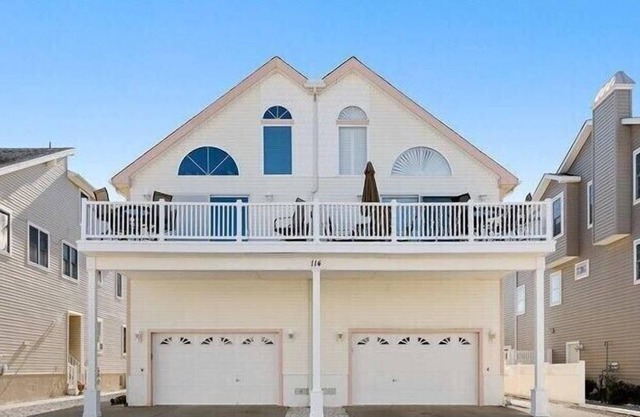 Central A/C, Internet, TV, Deck, Off-Street Parking, Well Equipped Kitchen
