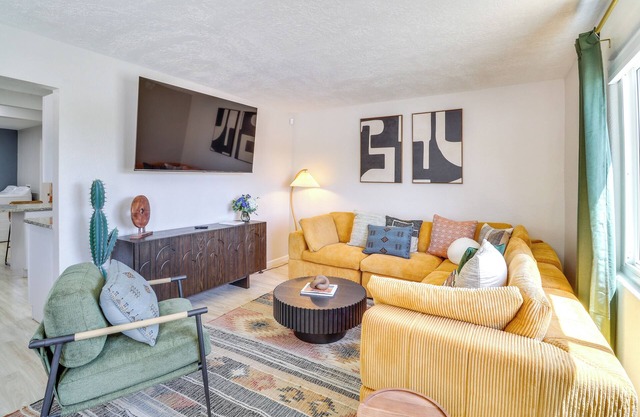 Central Albuquerque Getaway w/Hot Tub & Grill!