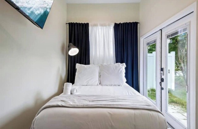 Central Gem: Modern One Bedroom Oasis