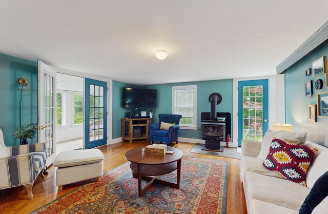Central home: near town, lake, skiing, rail trial, snowshoe from your door