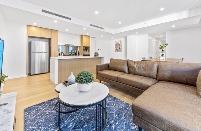 Central Location-Green Square 3 Bedroom APT