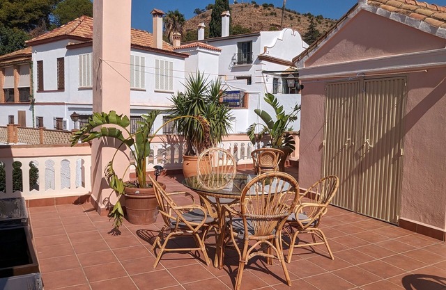 Central Location! Lovely Room with FREE Wi-Fi